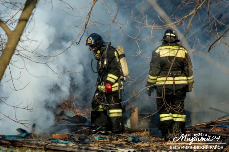 Пожар в городе Удачный. Эвакуировали 8 человек фото 2