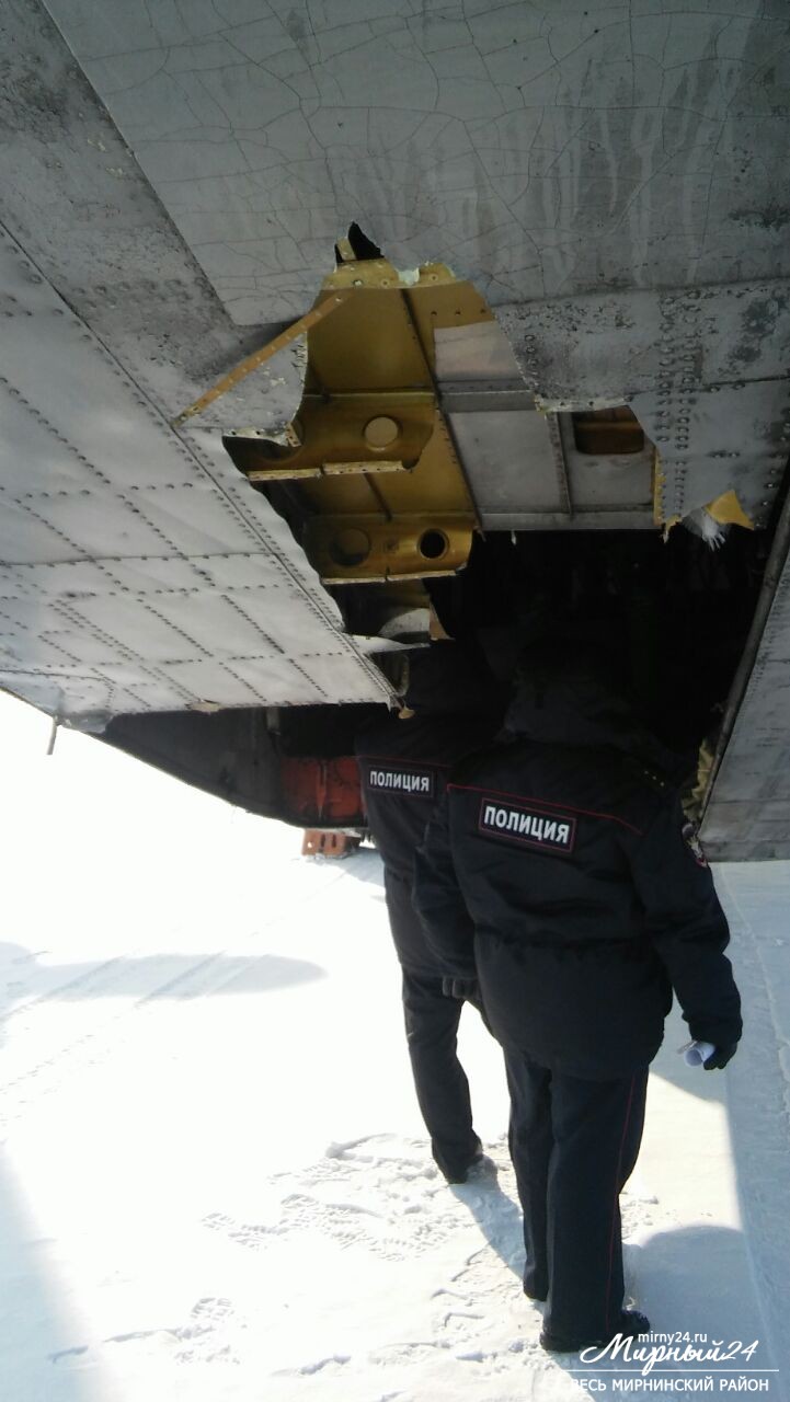 В Якутии из оторвавшегося люка самолета высыпалось золото фото 3