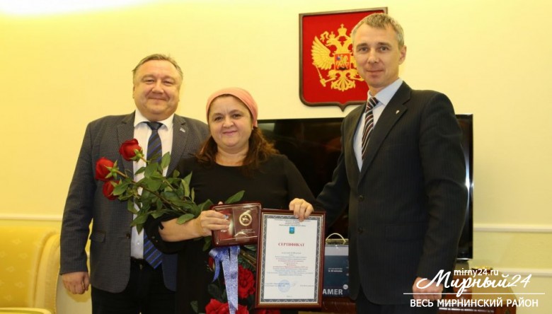 Многодетной матери вручили государственную награду фото 2