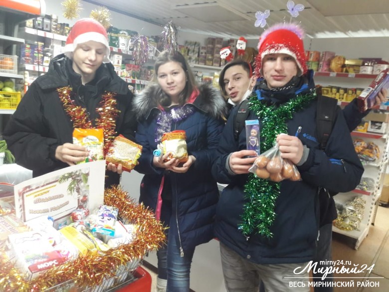 Благотворительная акция "Поделись новым годом» в п. Чернышевский фото 3